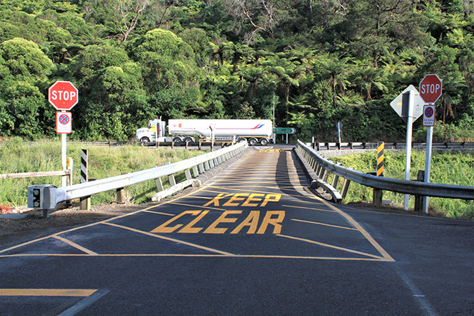 sunlive-new-signs-stop-traffic-on-one-way-bridge-the-bay-s-news-first